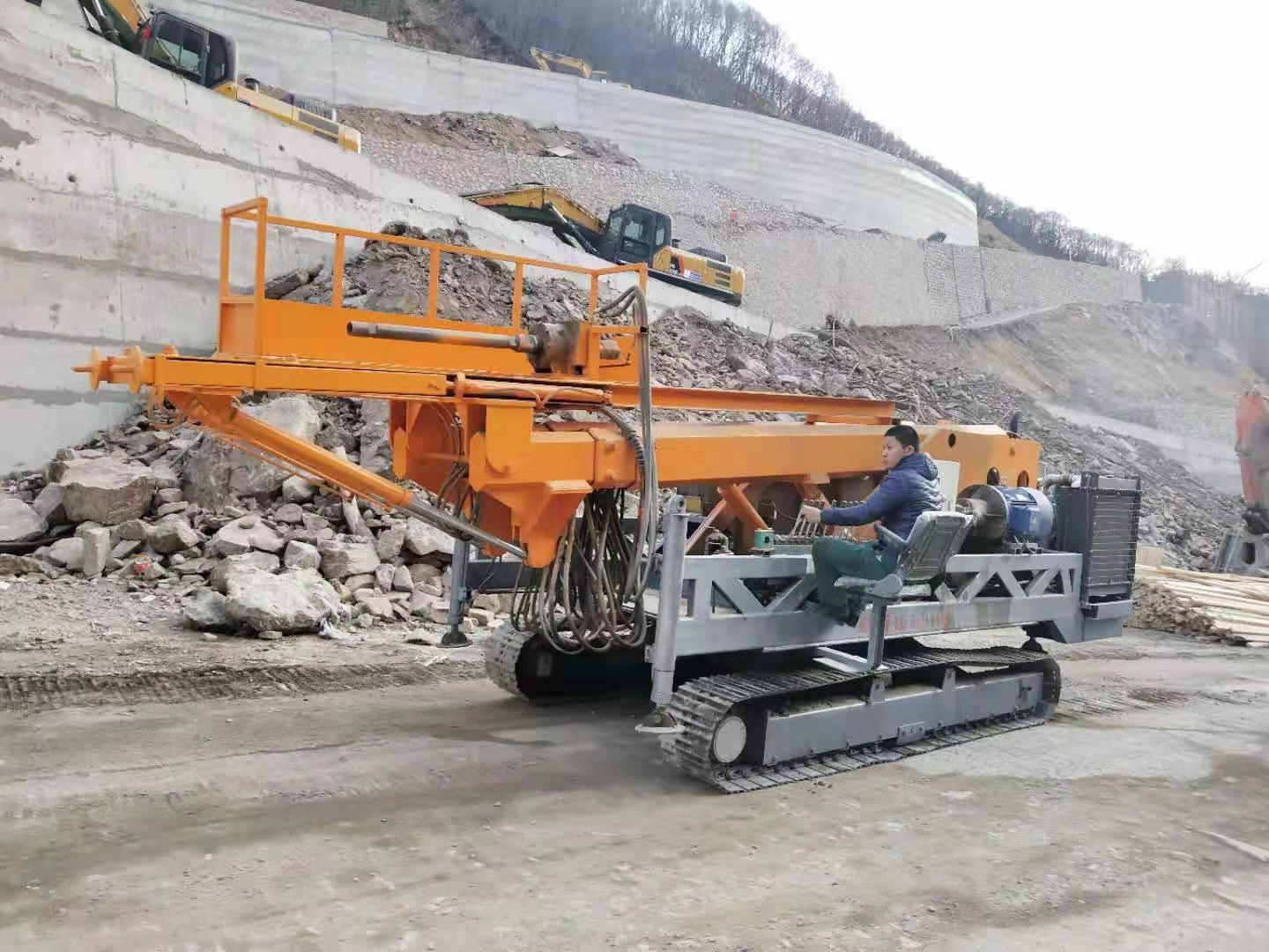 寧夏履帶式光伏打樁機(jī) 地質(zhì)勘探打樁機(jī) 鉆孔打樁機(jī)