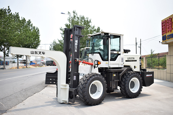 T50A型四驅(qū)越野叉車（山叉牌） 額定起升重量：5000Kg            額定起升高度：3000-4000mm 整機(jī)重量：5800 kg
