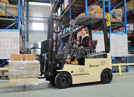 1.5-2.5T鋰電池四輪電動(dòng)叉車(chē)