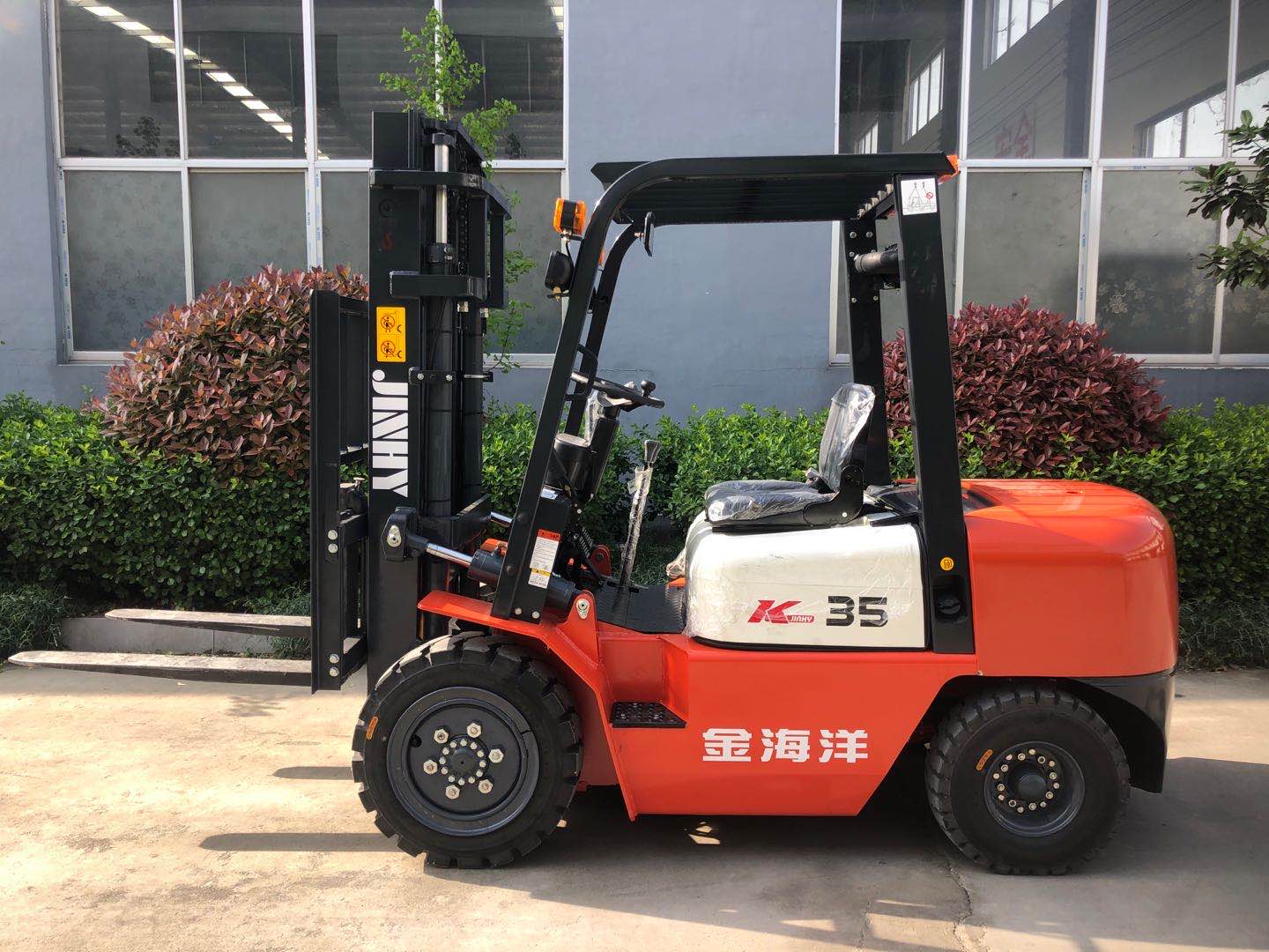 物流倉儲搬運(yùn)車 3.5噸內(nèi)燃式叉車 四輪座駕式柴油物料搬運(yùn)車