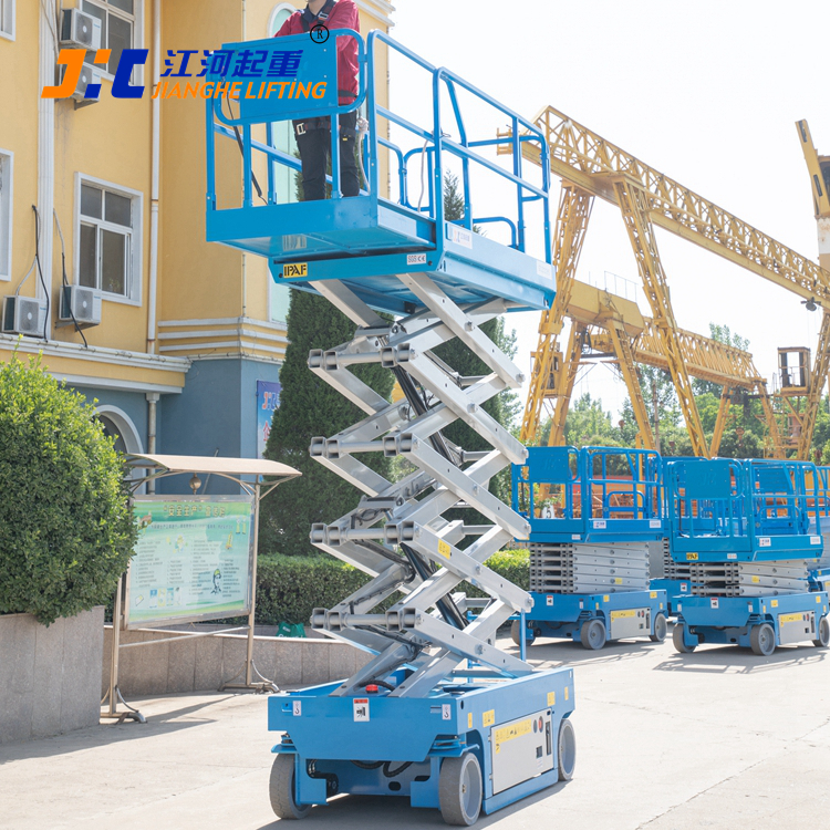 江河：自行剪叉式高空作業(yè)平臺