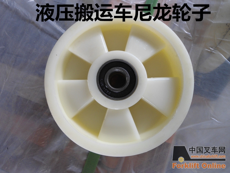 手動(dòng)叉車(chē)使用于倉(cāng)庫(kù)管理中