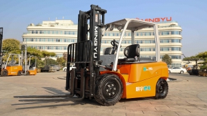 明宇B35電動(dòng)平衡重式叉車(chē)