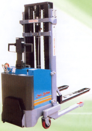 東莞順昌2噸全電動(dòng)自走式叉車 SCC2000