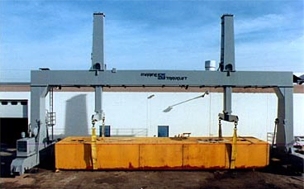 美國(guó)船用設(shè)備叉車(MARINE)自行式龍門(mén)吊 Hatch Cover Crane