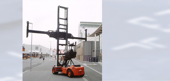 德國(guó)林德叉車(LINDE)8噸空箱內(nèi)燃集裝箱平衡叉車 C80