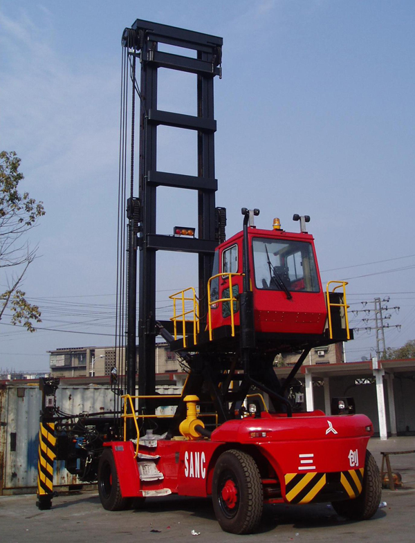 衡陽三創(chuàng)7.5噸空箱內(nèi)燃集裝箱堆高機 DG-K7/6