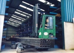 愛爾蘭康姆比(COMBILIFT)C6000內燃插腿式叉車 C6000