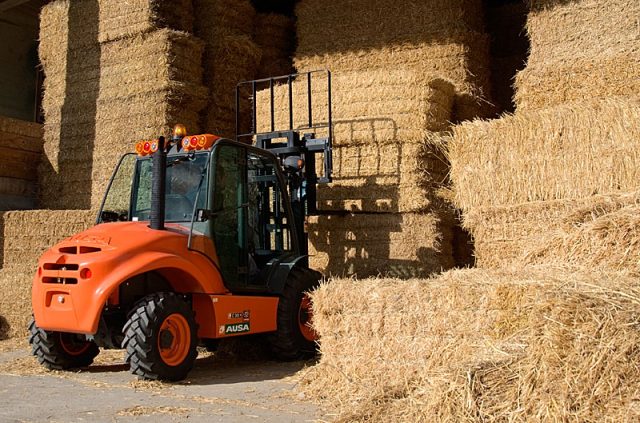 西班牙奧薩C300H內燃越野叉車 C300H-granja-agricultura-4_preview