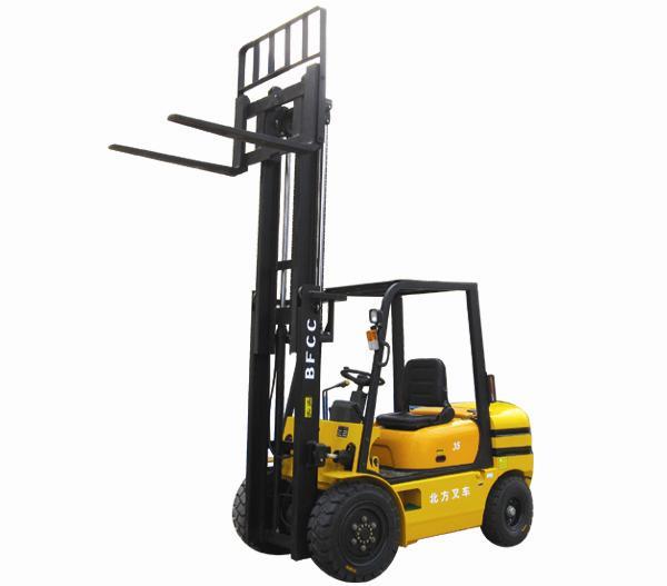 北方：DY-30、35型多用叉車