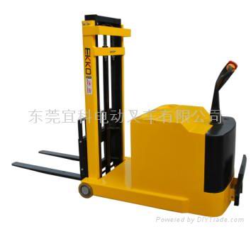 平衡式電動(dòng)堆高叉車(chē) EK10