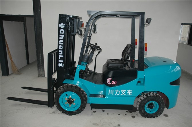 四川成叉川力內(nèi)燃平衡重叉車 C30