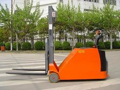 電動堆高車，無前叉腿配重式 SD10