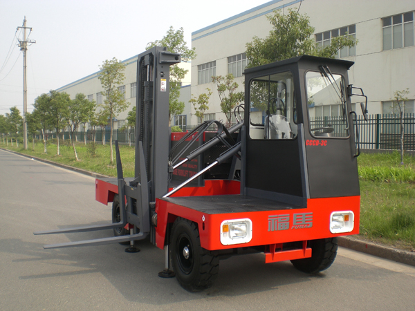 鎮(zhèn)江福馬3T側(cè)面叉車