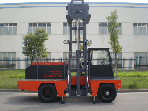 鎮(zhèn)江福馬5T側(cè)面叉車