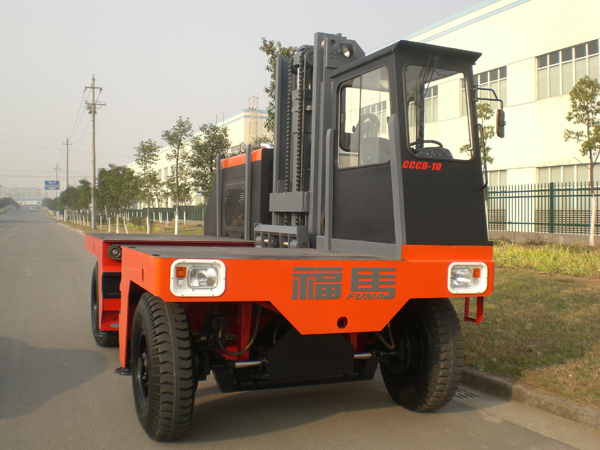 鎮(zhèn)江福馬10T側(cè)面叉車(chē)