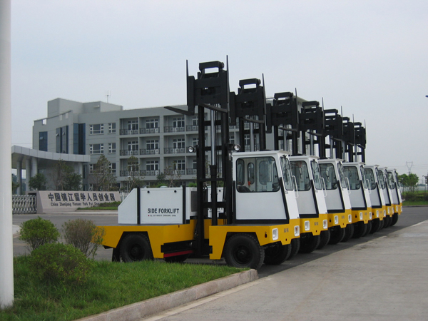 鎮(zhèn)江福馬內(nèi)燃側(cè)面叉車