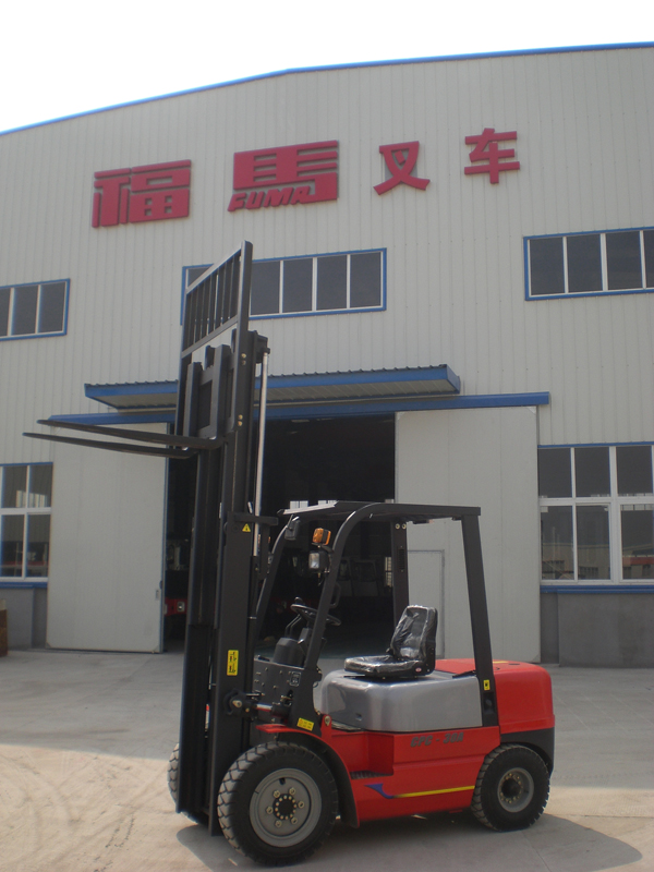 鎮(zhèn)江福馬內(nèi)燃平衡重叉車(chē)