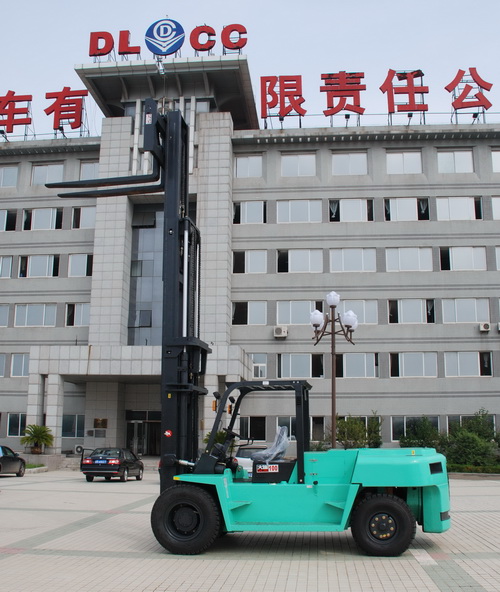 大連叉車10噸輕型平衡重內(nèi)燃叉車