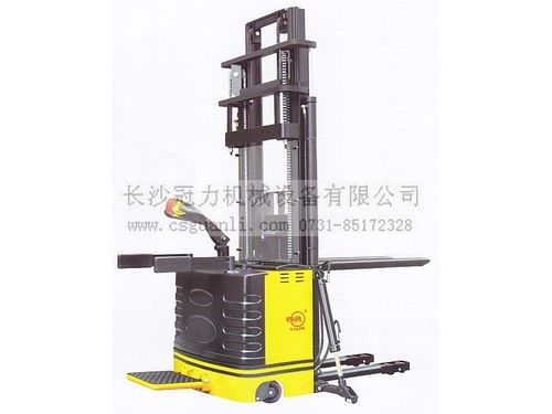 長(zhǎng)沙叉車|全電動(dòng)堆高叉車|2噸全電動(dòng)堆高叉車 CDD2058