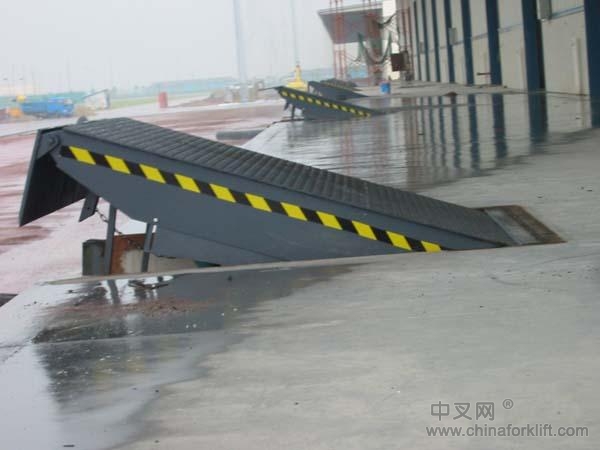 值得信賴的固定式液壓登車橋制造商︱質(zhì)量卓越價格優(yōu)惠的固定式液壓登車橋 DCQ10-0.7
