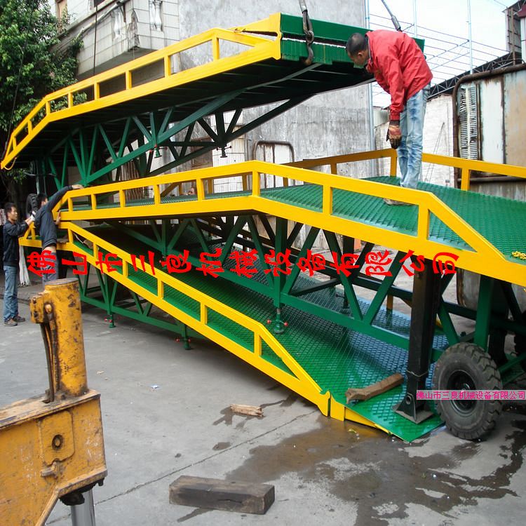 升降平臺(tái)登車橋汽車尾板佛山移動(dòng)式登車橋液壓裝卸平臺(tái)送貨上門 DCQY-8T-10M