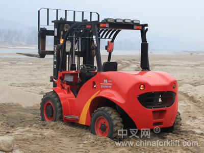 四驅叉車工地泥地都好用 ZH35